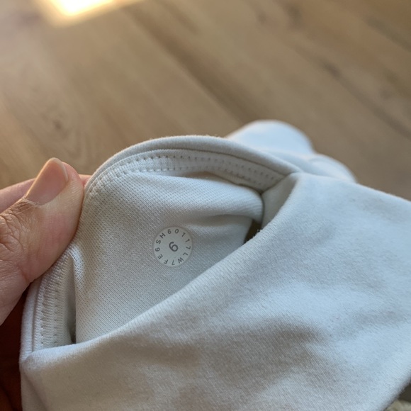 Lululemon shorts size 6 - Picture 5 of 5